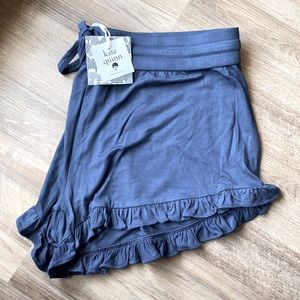 Kate Quinn mom ruffle shorts
